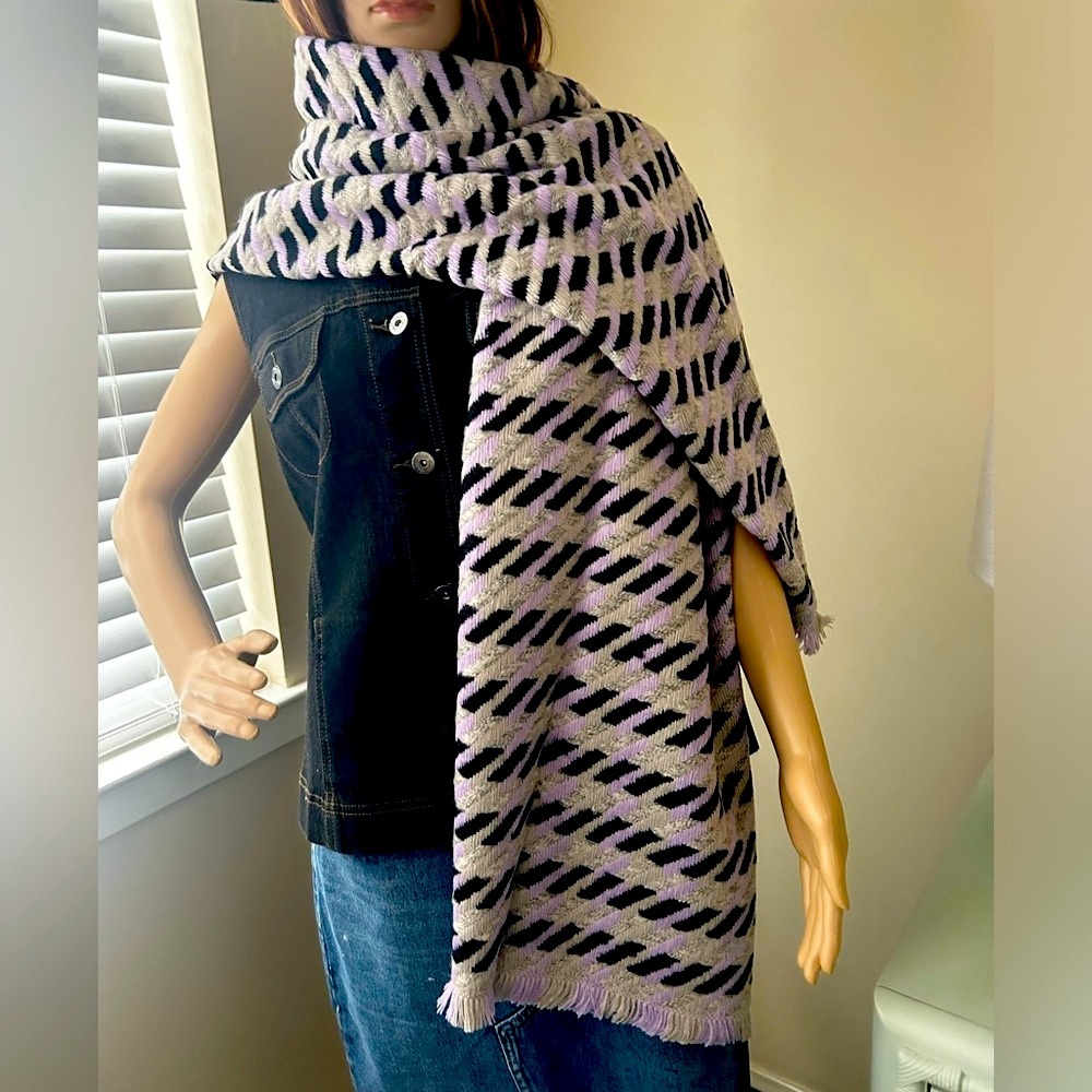 Cold Morning Houndstooth Scarf by Pretty Simple